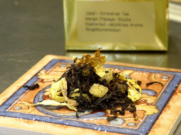 Schwarztee „Gilda“ mit Mango, Papaya, Eisenkraut und Ringelblume